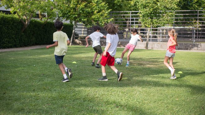 Fussballspielende Kinder im Park