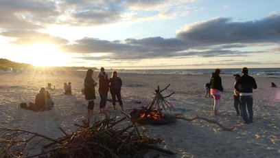Familien am Lagerfeuer am Strand Ahlbeck
